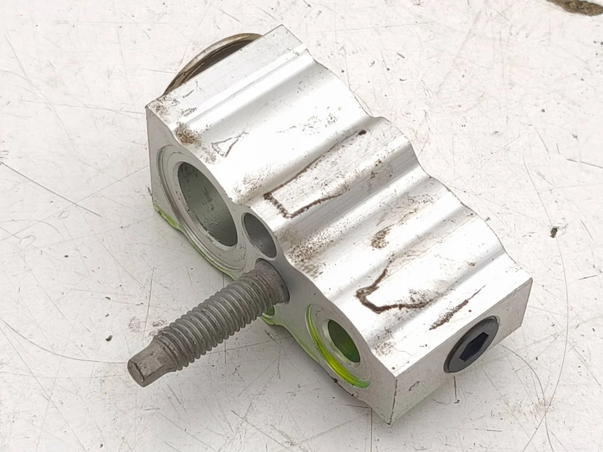 Ford JX6A-19C621-AB Valve d'expansion A/C