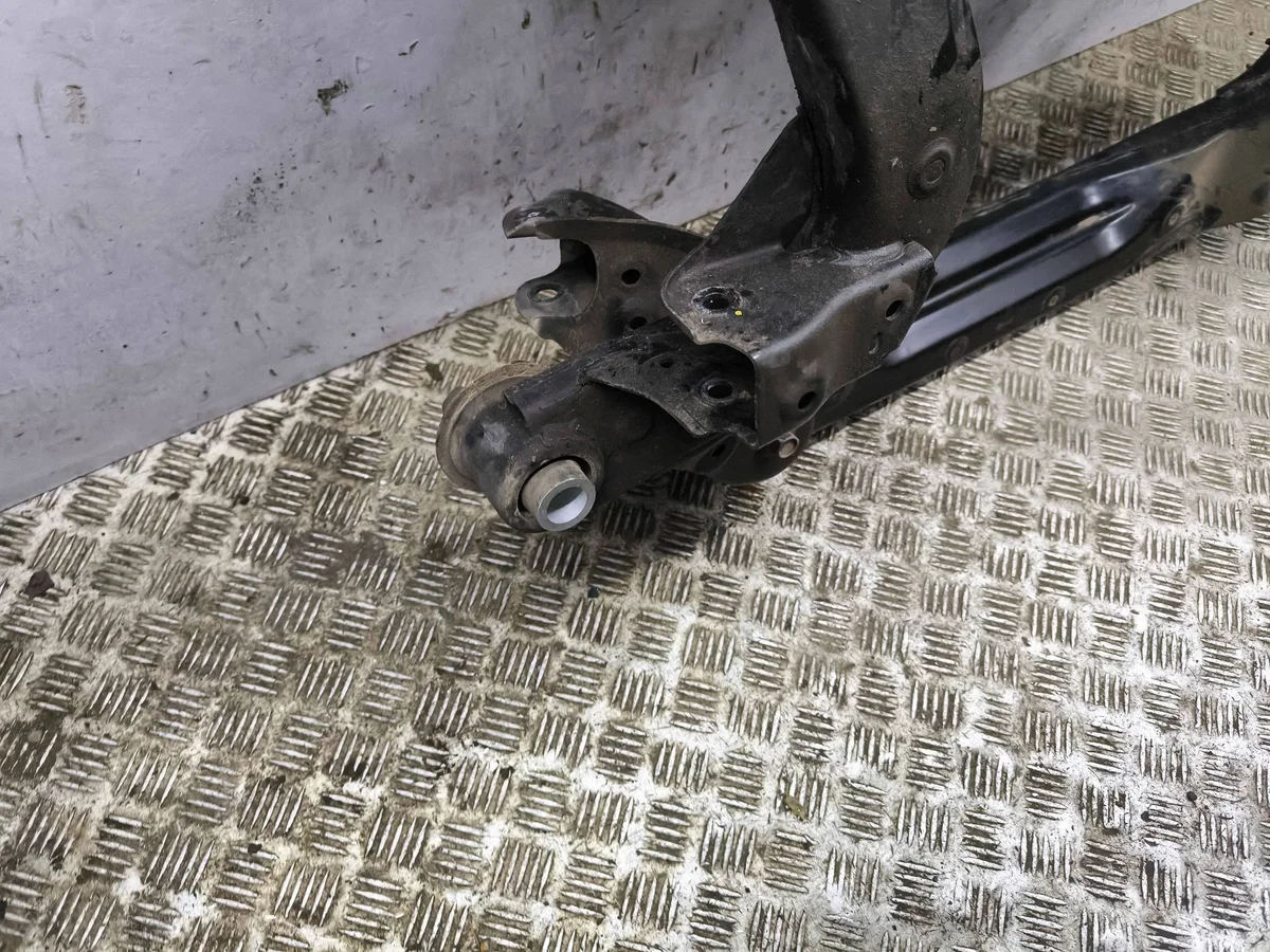 Soporte Trasero Toyota bZ4X OEM 3X10B0226 image 6