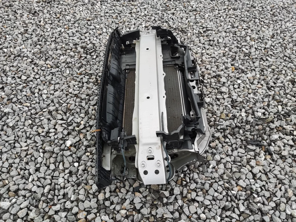 Kühlerfront Lüfter Toyota Yaris III 1.3 VVTi image 3