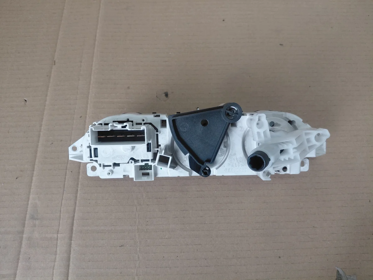 Panneau de ventilation Ford Kuga Mk1 image 3
