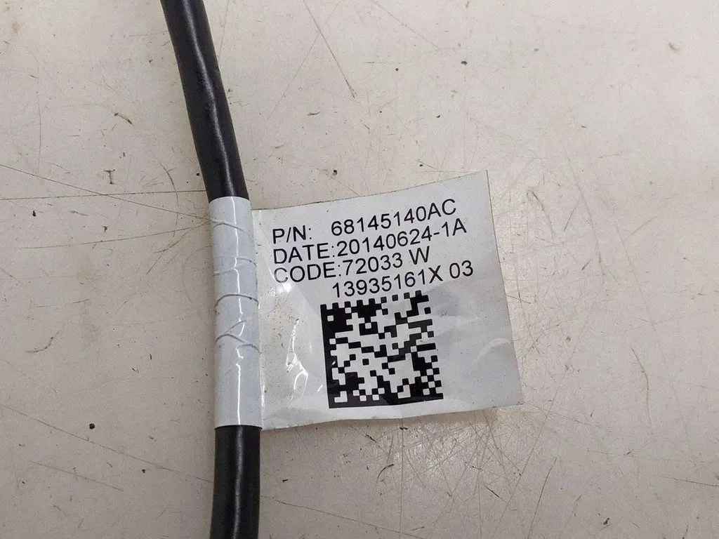USB Jeep Cherokee KL 68145140AC Usado image 4