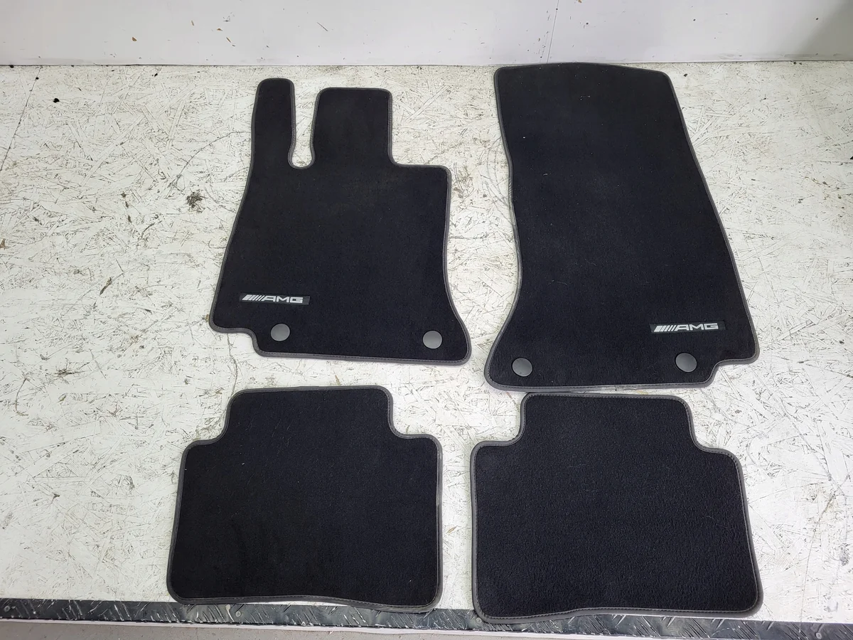 Alfombrillas Mercedes W206 A2066809104 Usadas