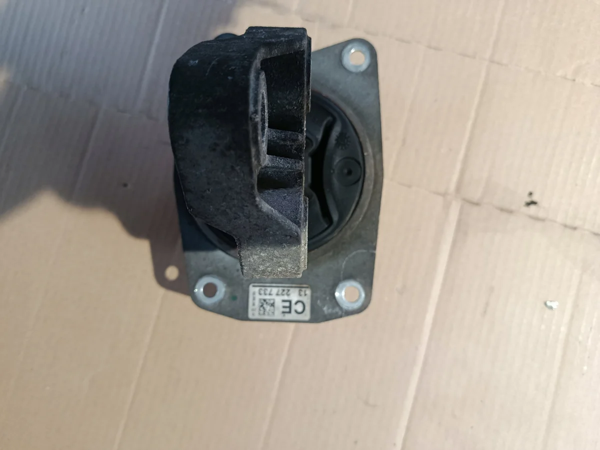 Motorfäste Opel Insignia A 13227733