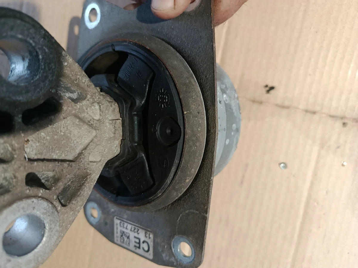 Support moteur OPEL INSIGNIA A 13227733 image 4