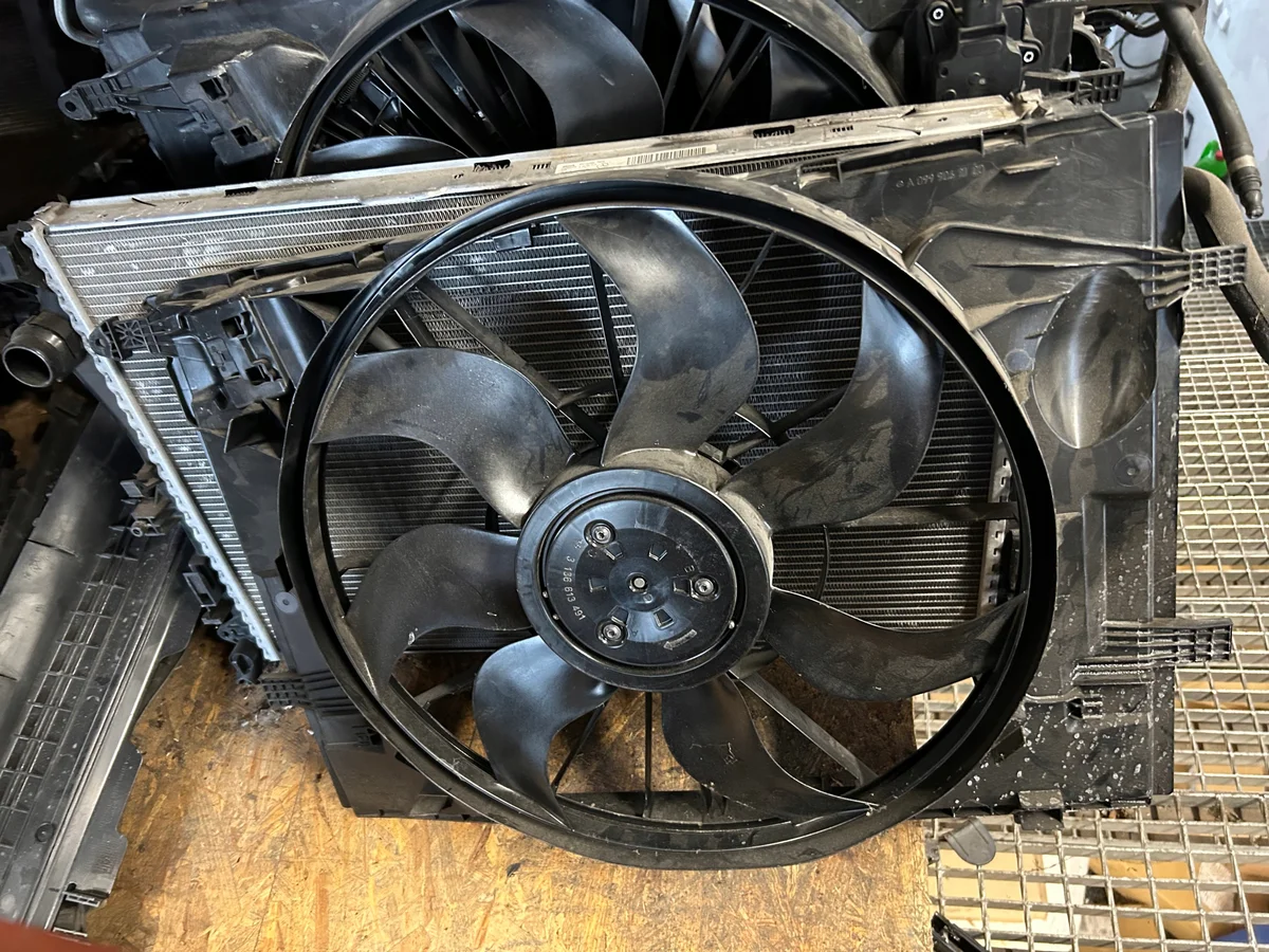 Mercedes-Benz A0999061401 jäähdyttimen tuuletin