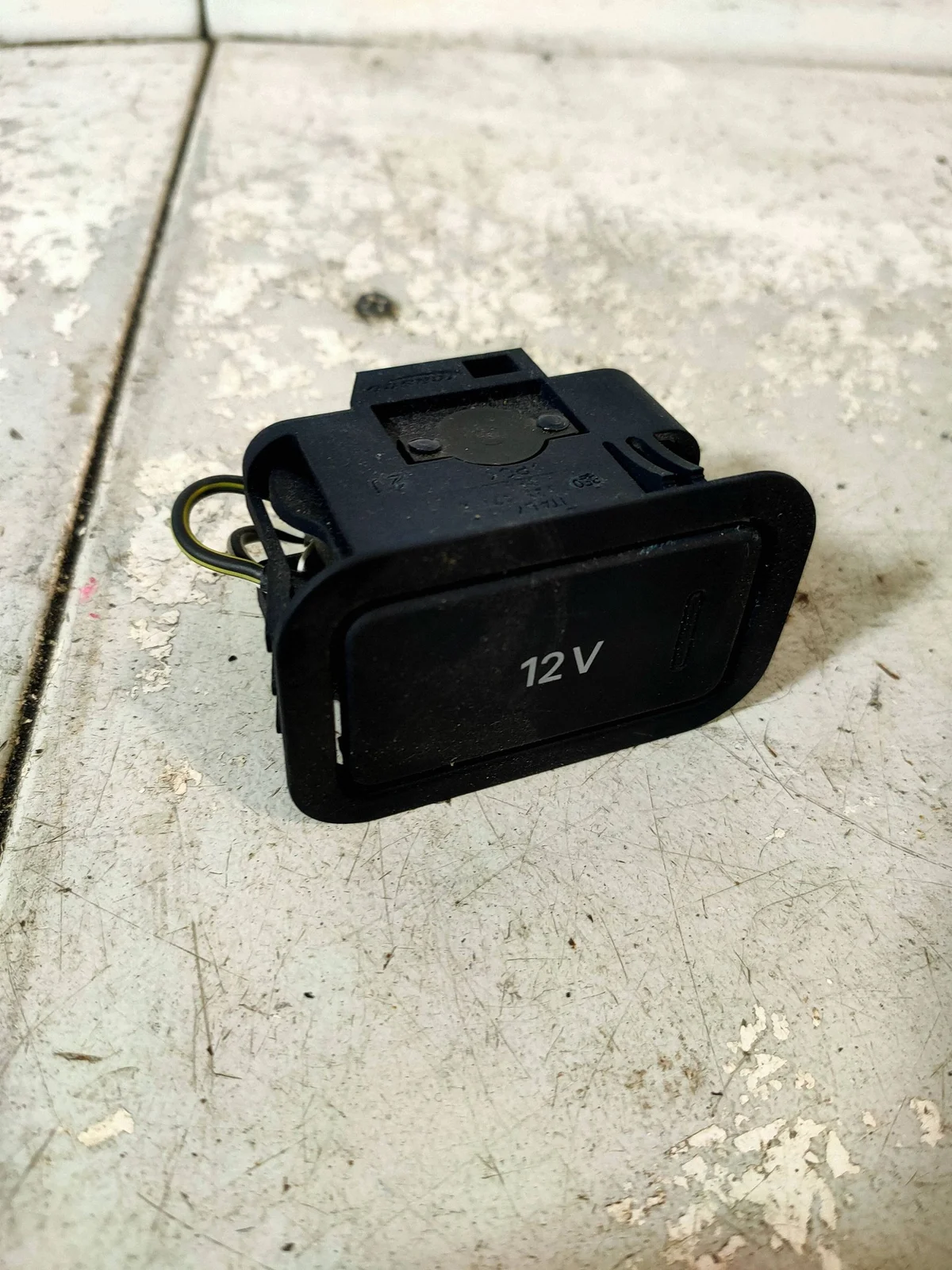 Prise 12V Audi A4 B6 Coffre 8E0925071A