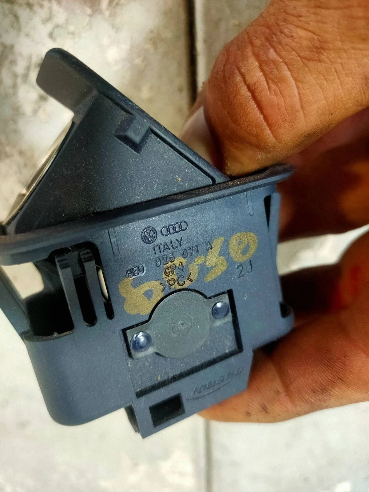 Prise 12V Audi A4 B6 Coffre 8E0925071A image 3