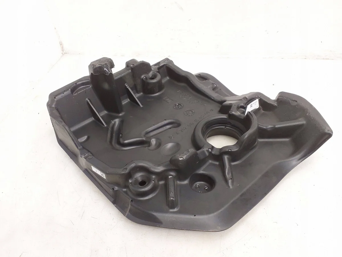 MERCEDES W177 A2820101803 Couvercle Moteur image 3