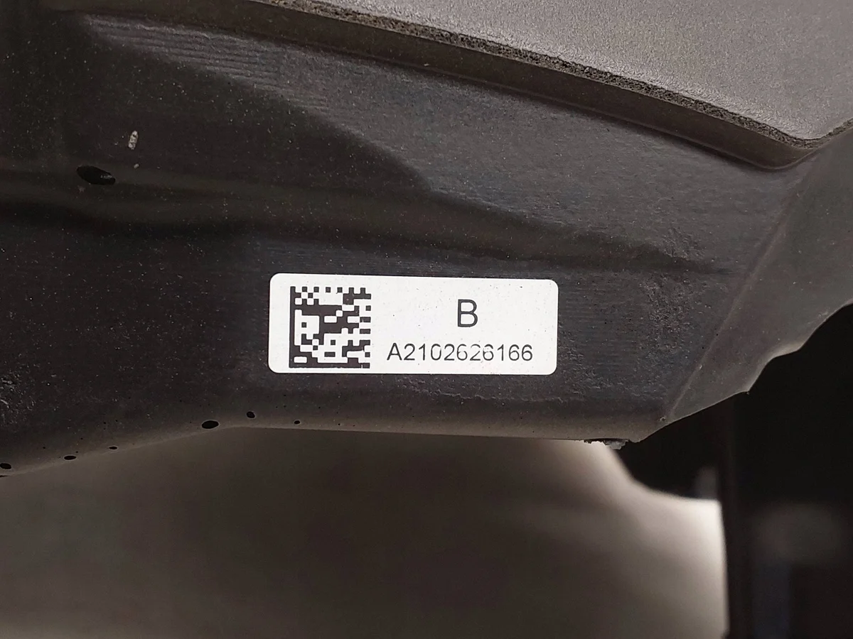 MERCEDES W177 A2820101803 Couvercle Moteur image 4