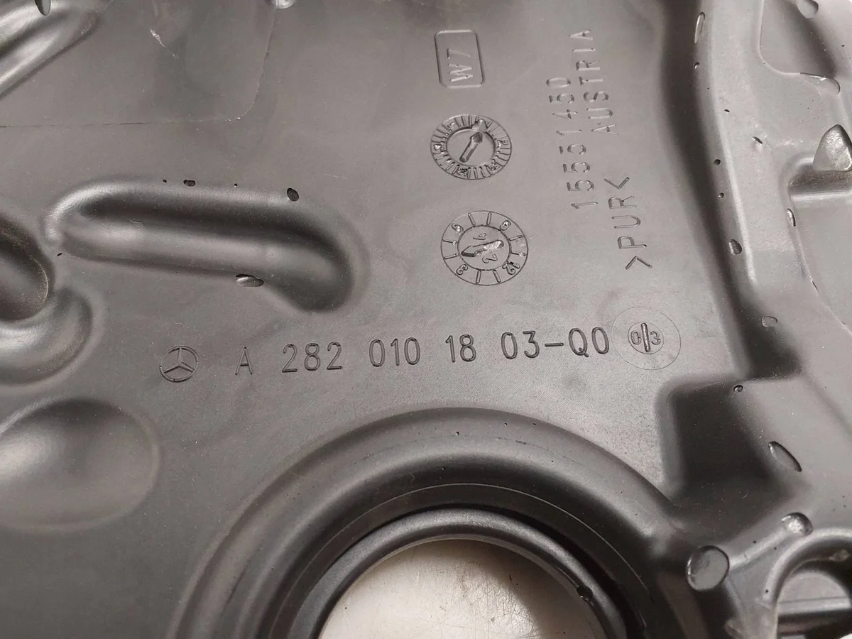 MERCEDES W177 A2820101803 Couvercle Moteur image 5