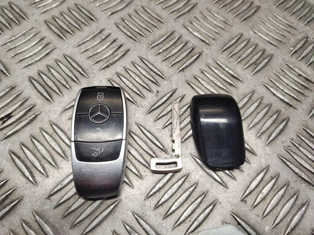 Avain Mercedes W222 S-Klasse A2229050911 image 3