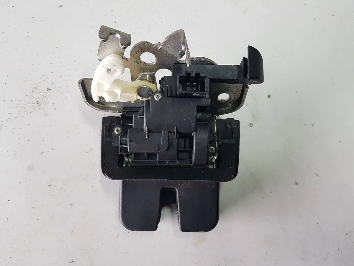 Audi Q3 8U 11-14 Bakluckelås OEM TOC56470