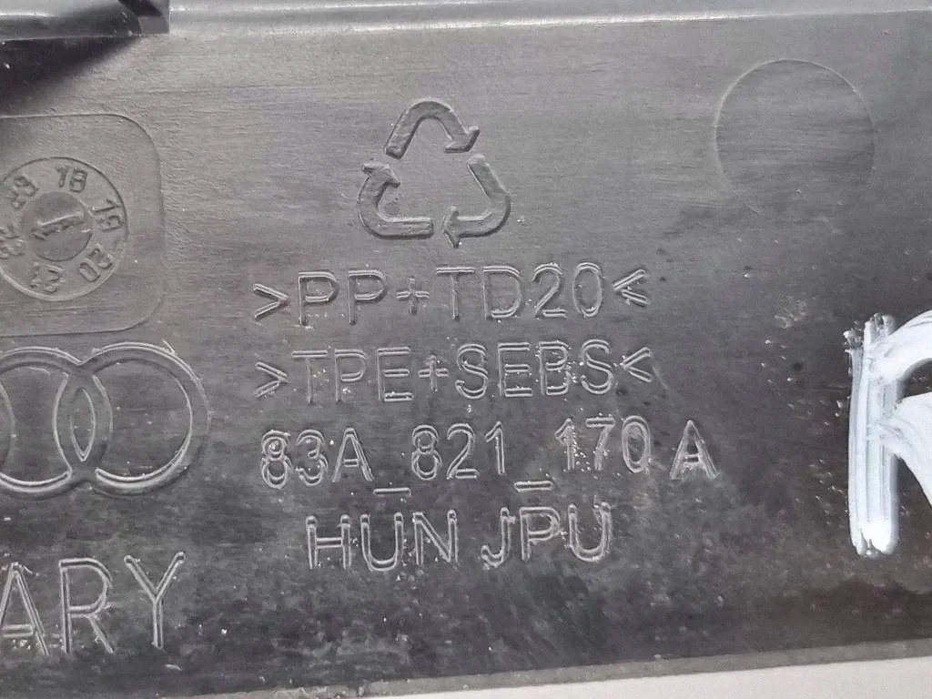 Audi Q3 F3 83A821170A Partie compartiment moteur image 5