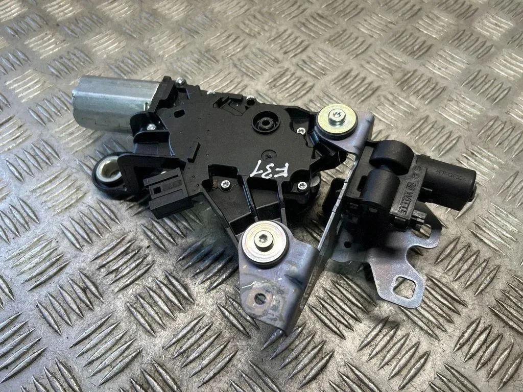 BMW 3 (F30, F80) Scheibenwischermotor Klappe