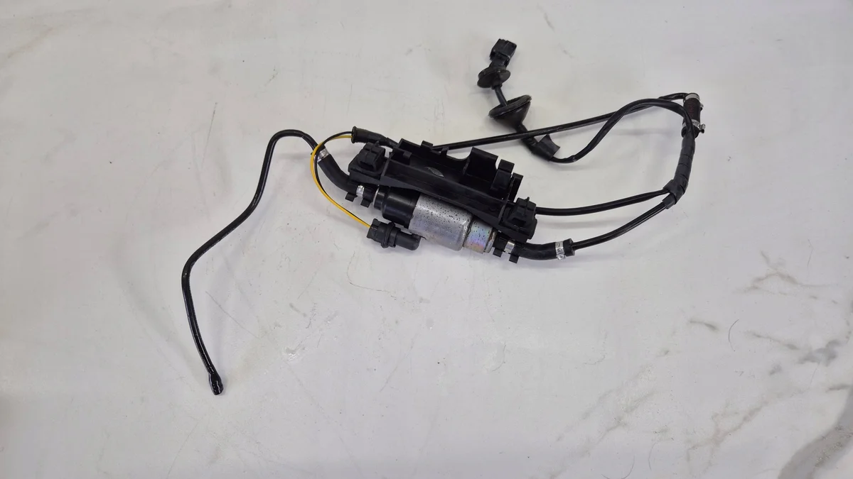 Bomba de Combustible Webasto Usada VW Golf V image 3