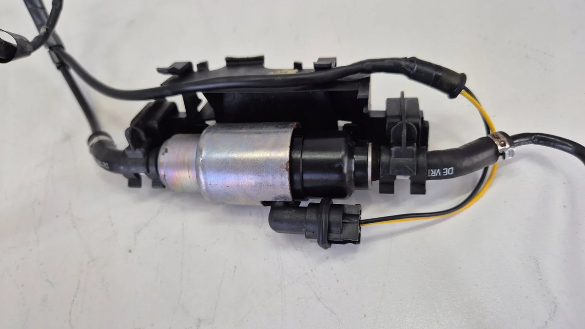 Bomba de Combustible Webasto Usada VW Golf V image 5