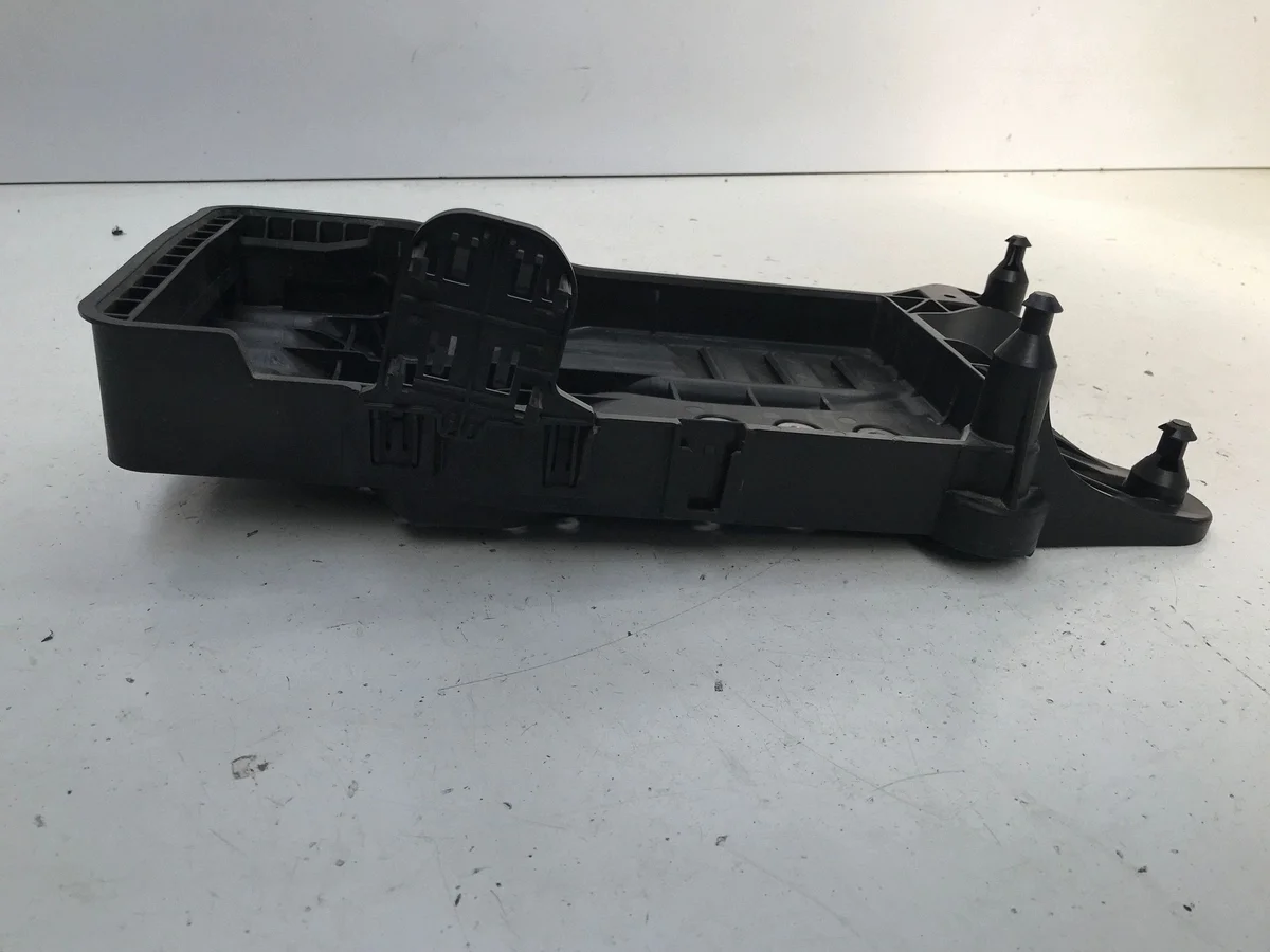 VW Tiguan III 3 CT 2.0 TDI 2025 Batteriehalterung image 3