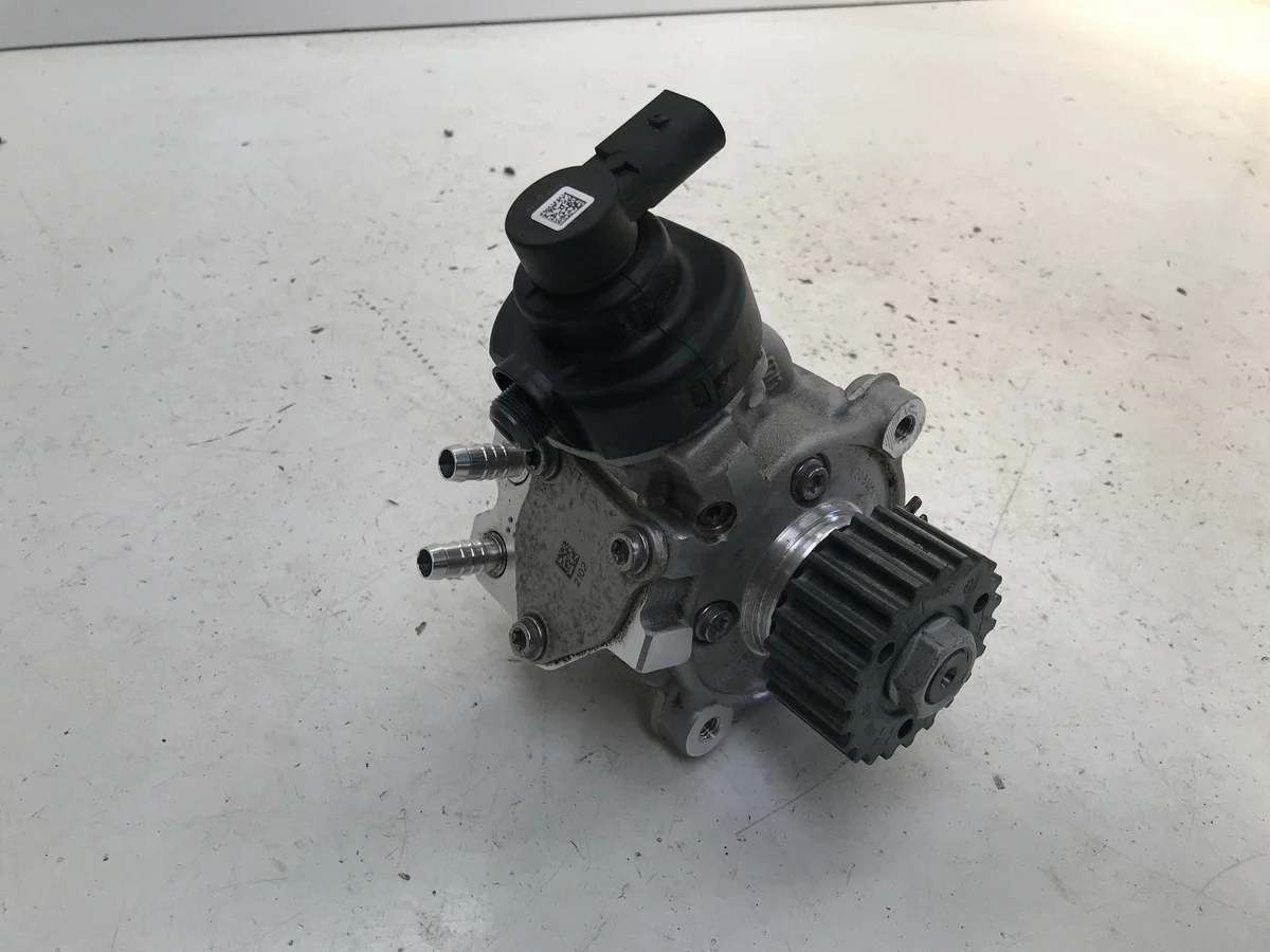 Polttoainepumppu VW Tiguan 2.0 TDI 05L130755