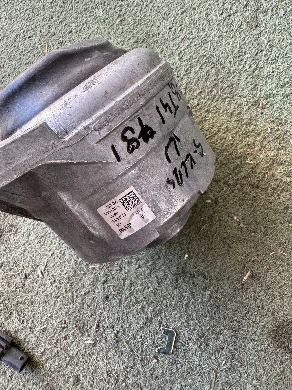 Moottorin tyyny Mercedes W222 A2222404500