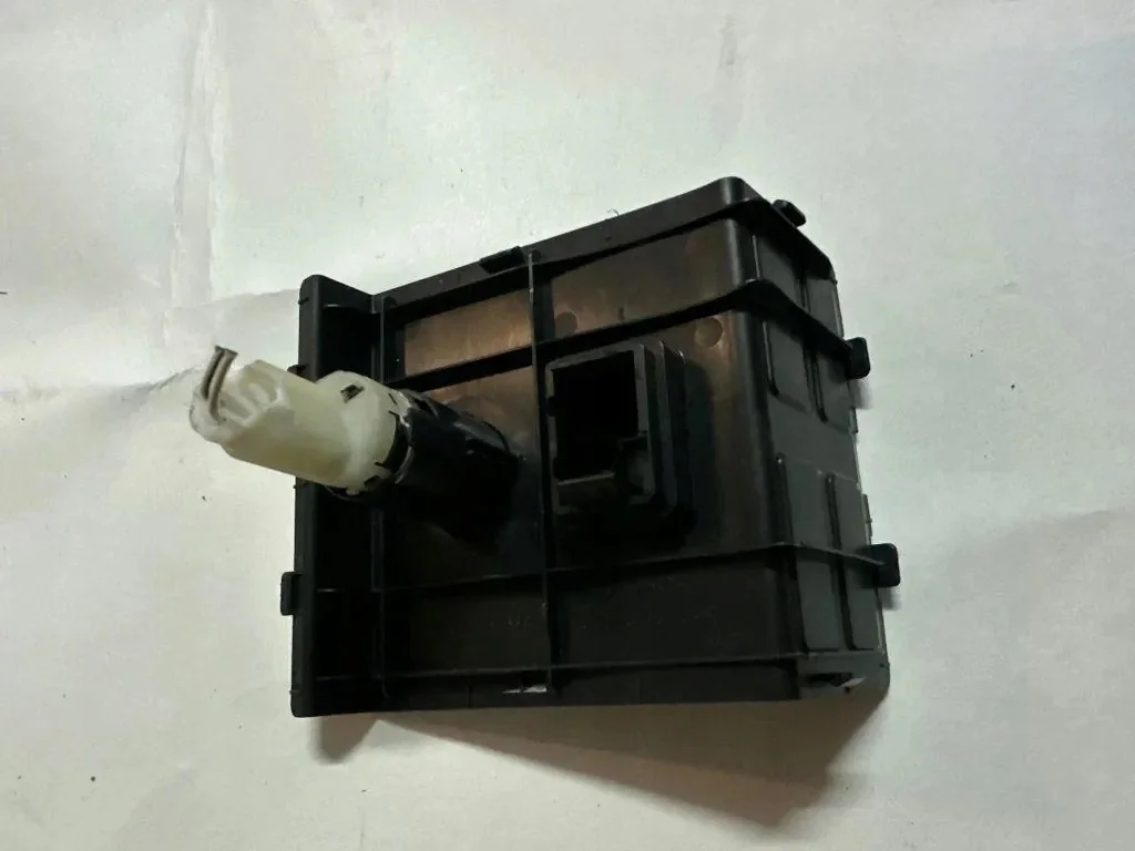 Toyota RAV 4 (XA30) 2008 12V Steckdose vorne image 3