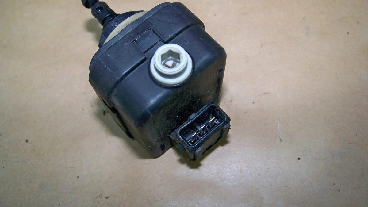 Toyota Yaris II 2 Stellmotor Scheinwerfer 99036766 image 3