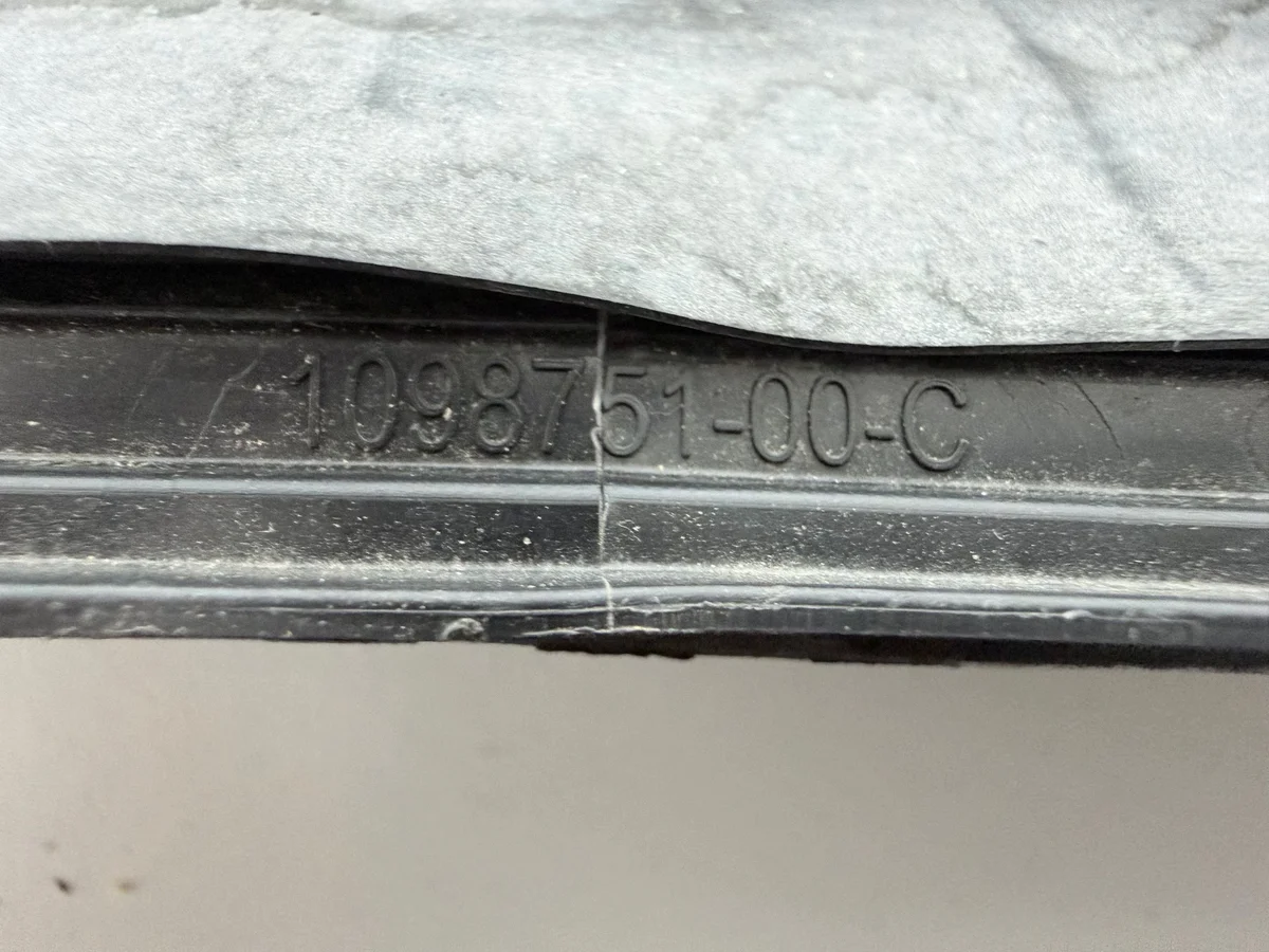 Ilmastointiritilä Tesla Model Y 109875100C image 5