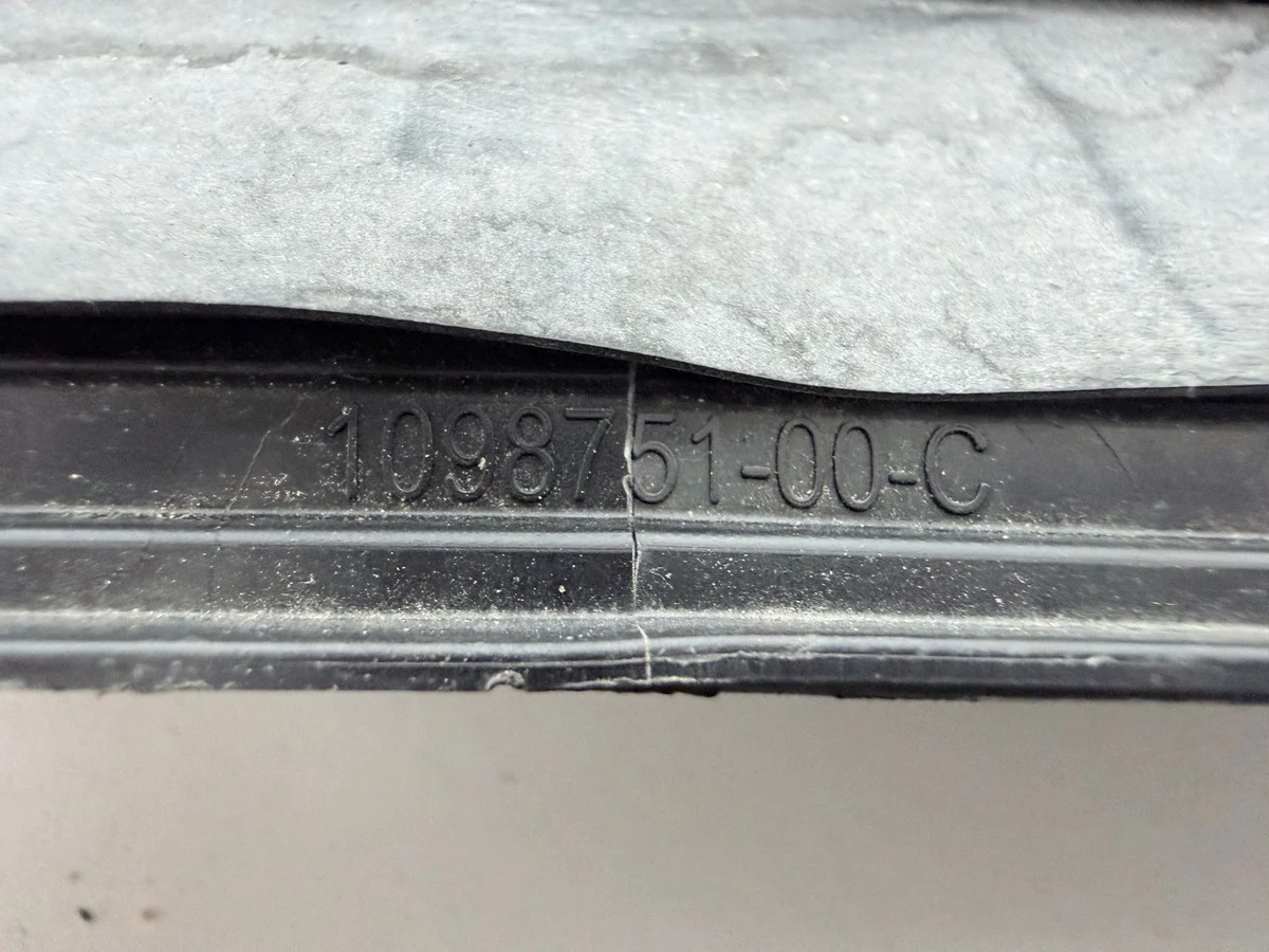 Ilmastointiritilä Tesla Model Y 109875100C image 6