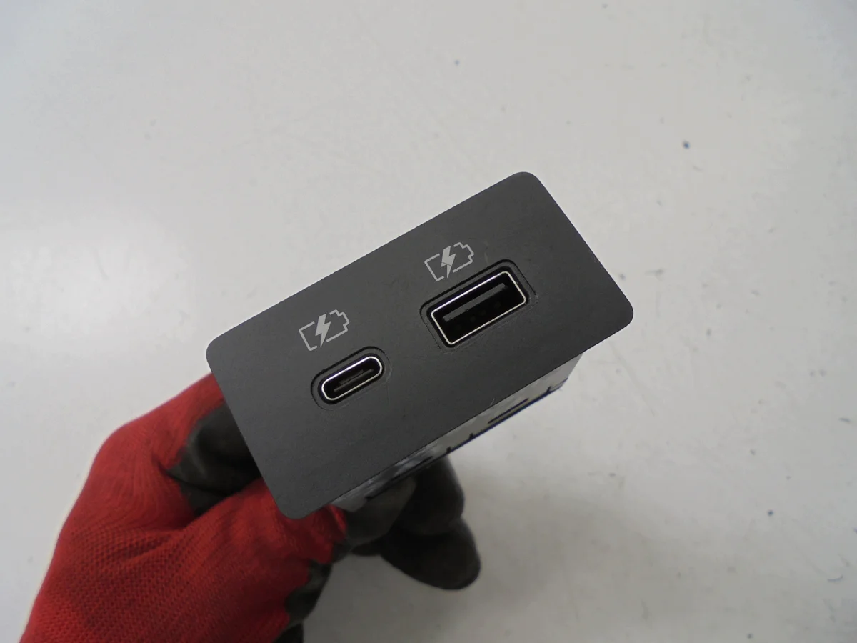 USB-Ports Buchsen Nissan Qashqai J12 2021- Gebraucht image 3