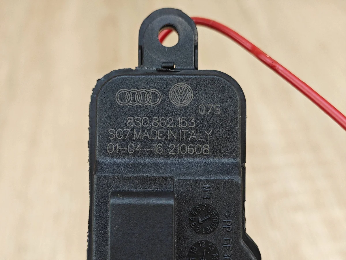 Audi A4 B9 A5 F5 Tankklappendämpfer 8S0862153 image 4