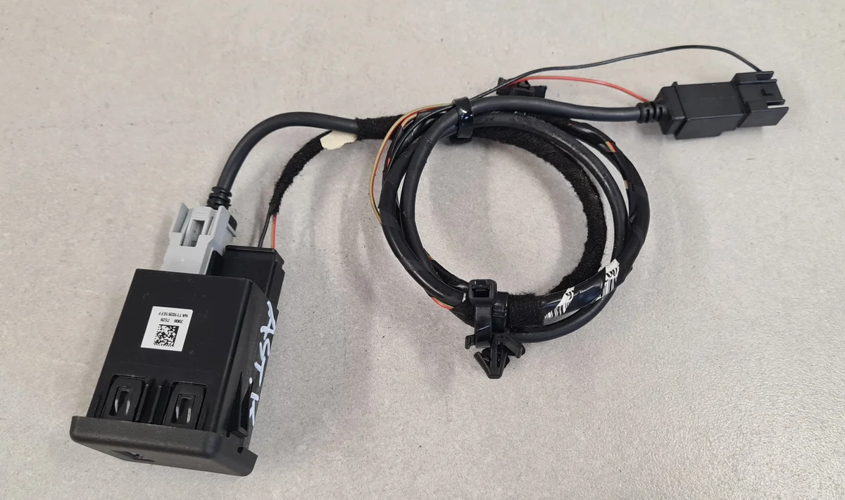 Opel Astra V K USB-liitin 39087528 + kaapeli