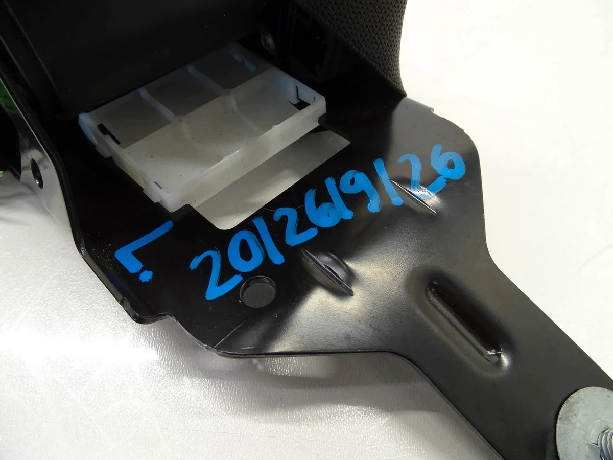 Sicherheitsgurt Mercedes W204 LIFT links vorne image 8