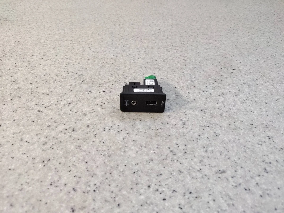 USB AUX Poort Connector VW Passat B8 5G0035222E