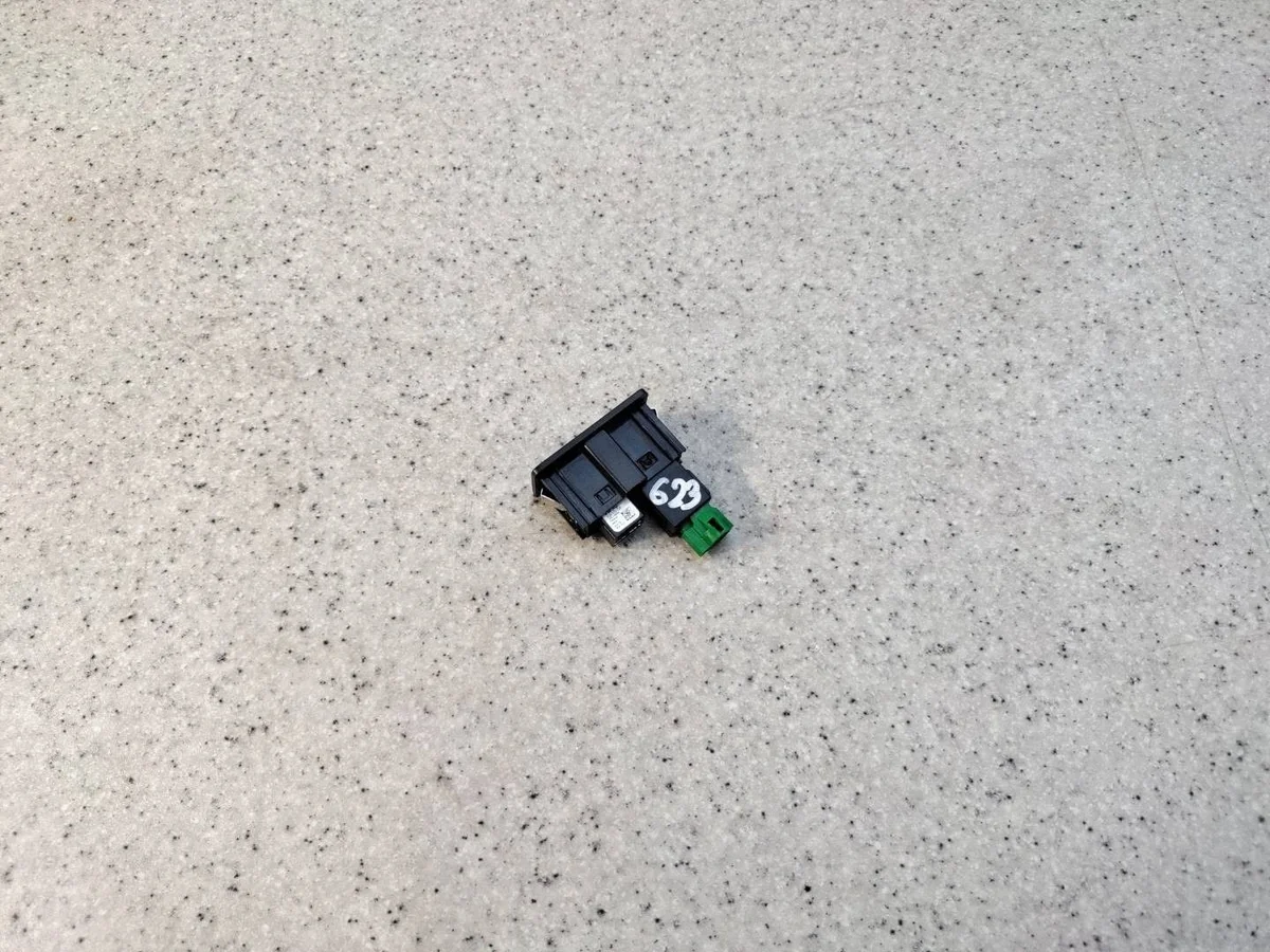 Port USB AUX VW Passat B8 5G0035222E42A image 3