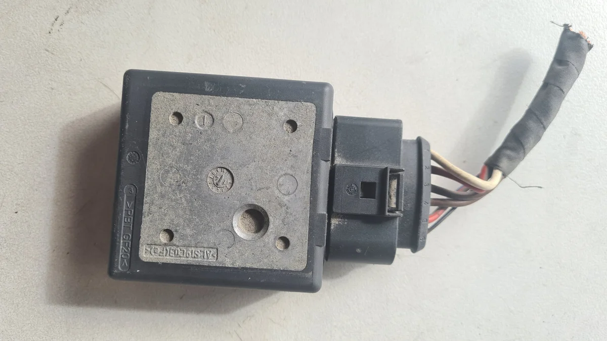 Fuel Pump Control Module 5Q0906121F Used image 3