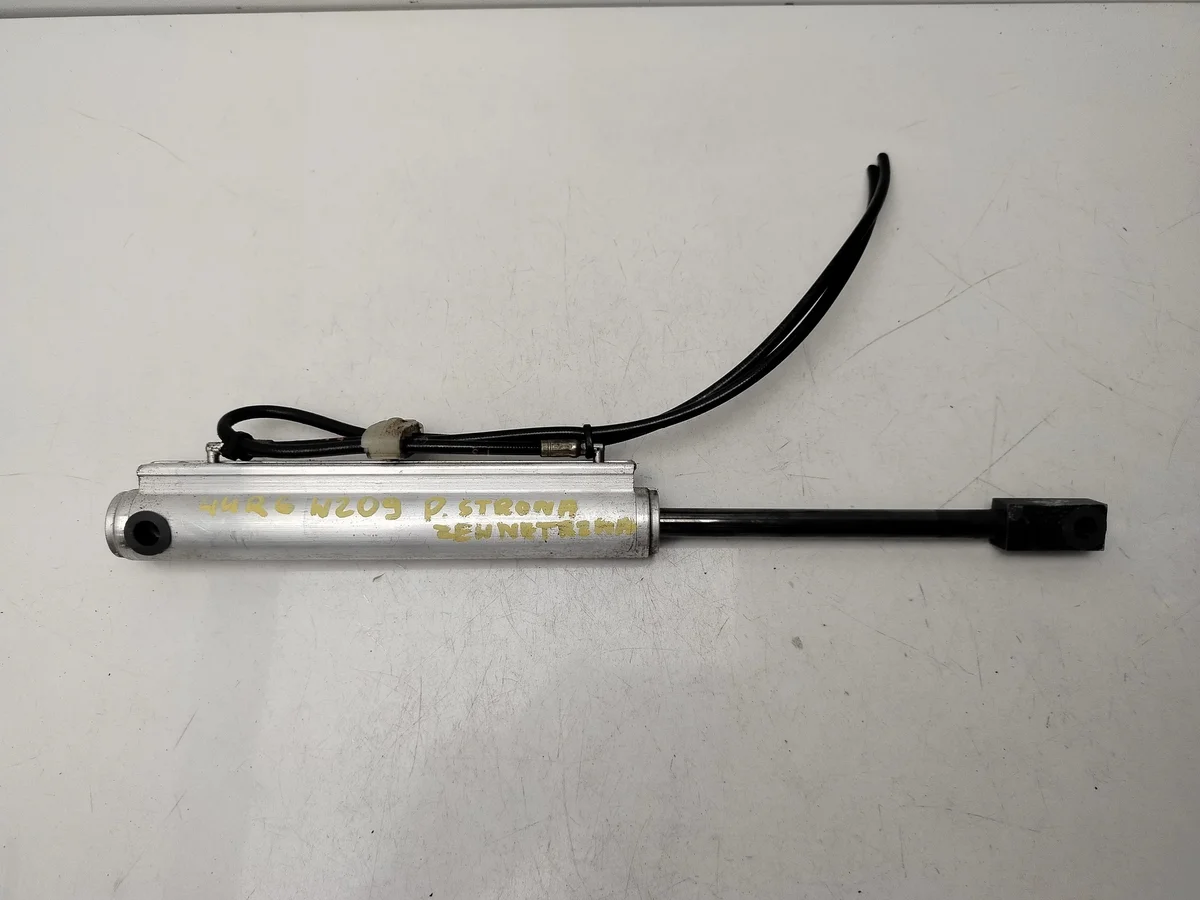 Kattoluukun nostin Mercedes CLK W209 44R6