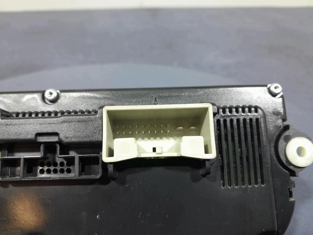 VW Golf VI Climate Control Panel Switch image 3