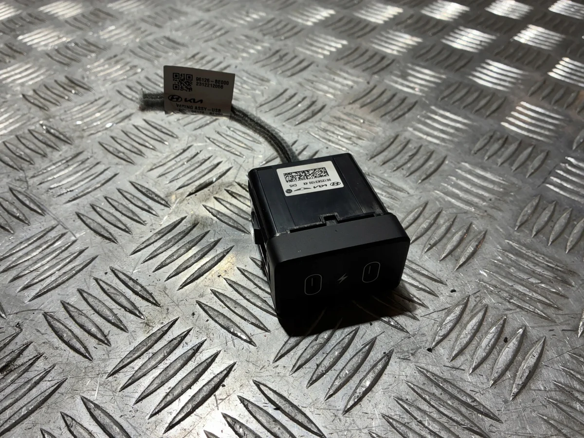 USB-port Hyundai Kona II SX2 23- Använd