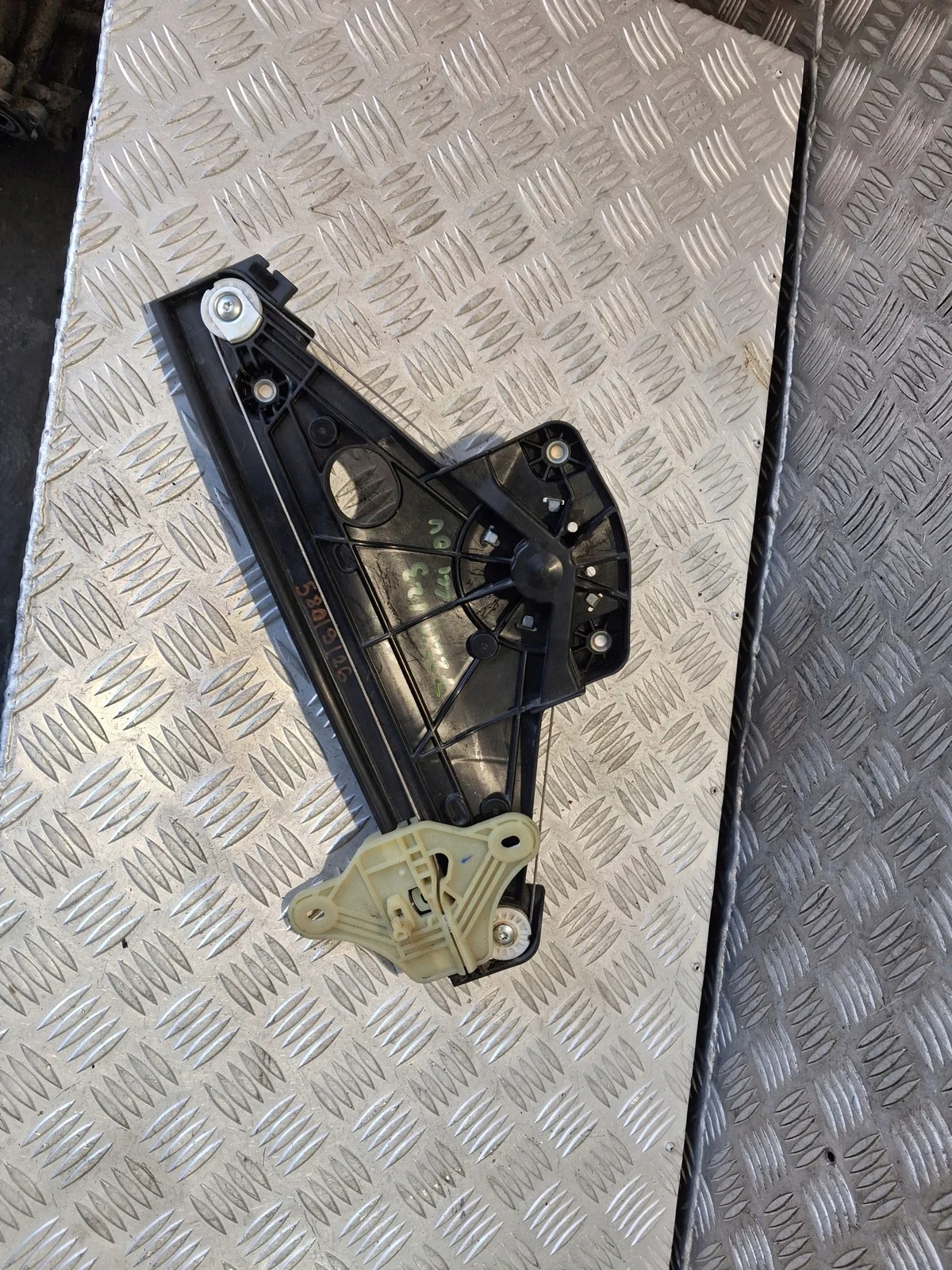 Renault Clio V 827204807R Elevalunas Derecho Trasero