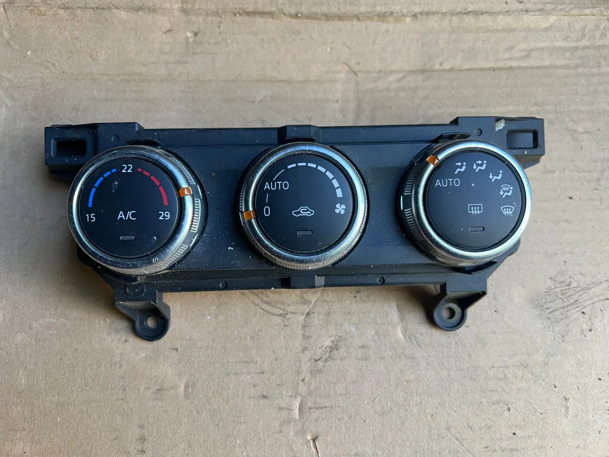 Painel de Climatização Mazda 2 DJ Usado