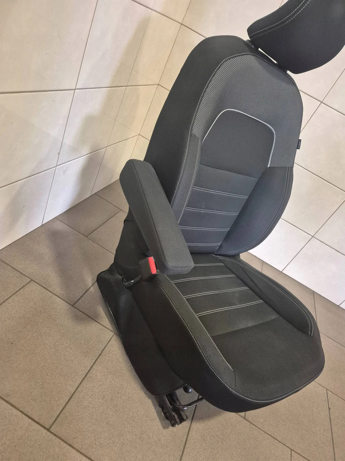 Dacia Sandero III Sitz Fahrerseite vorne links thumbnail 4
