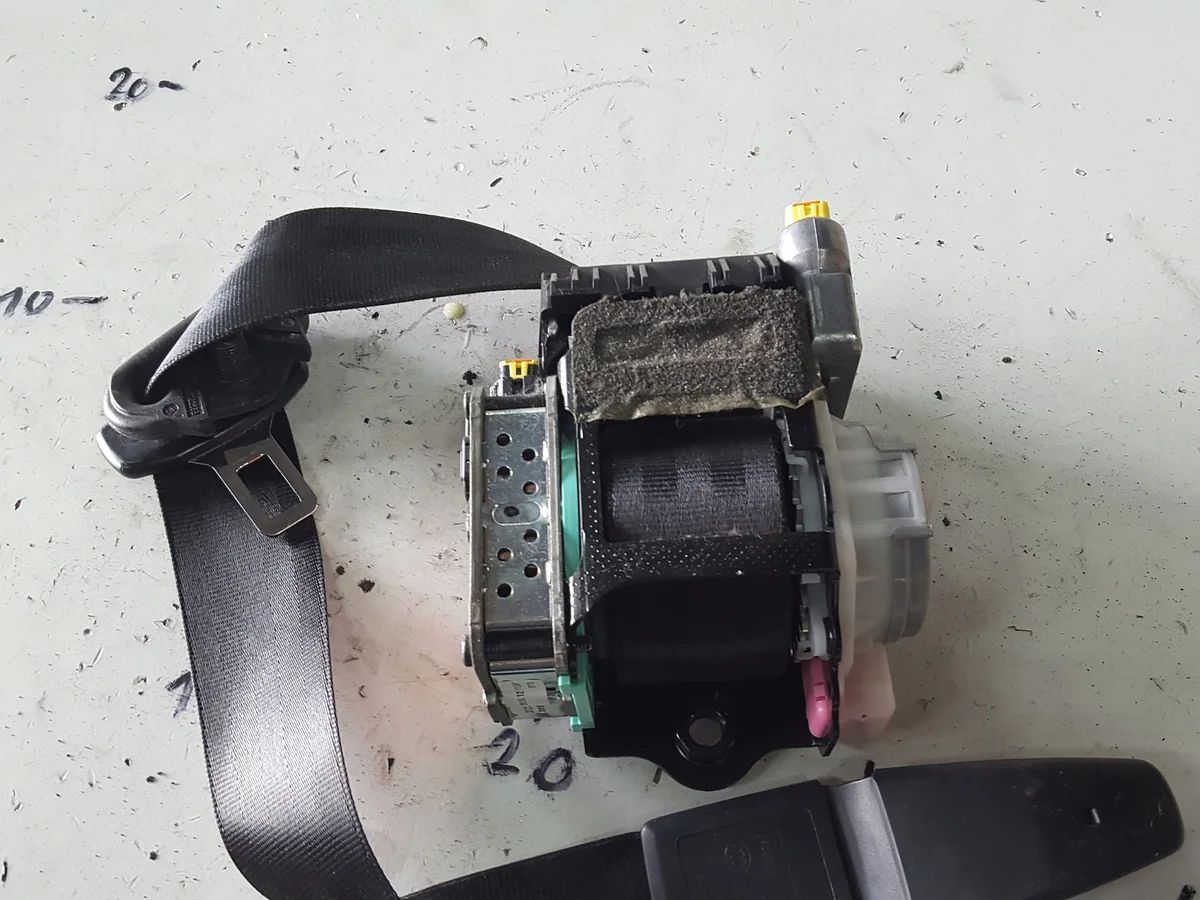 Gurtstraffer Rechts Vorne Audi A4 B8 LIFT 11-15 image 3