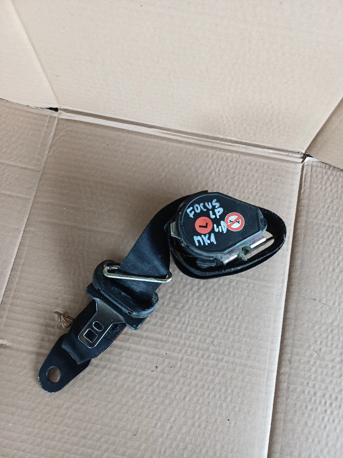 Ford Focus MK1 vasen etulokasuoja