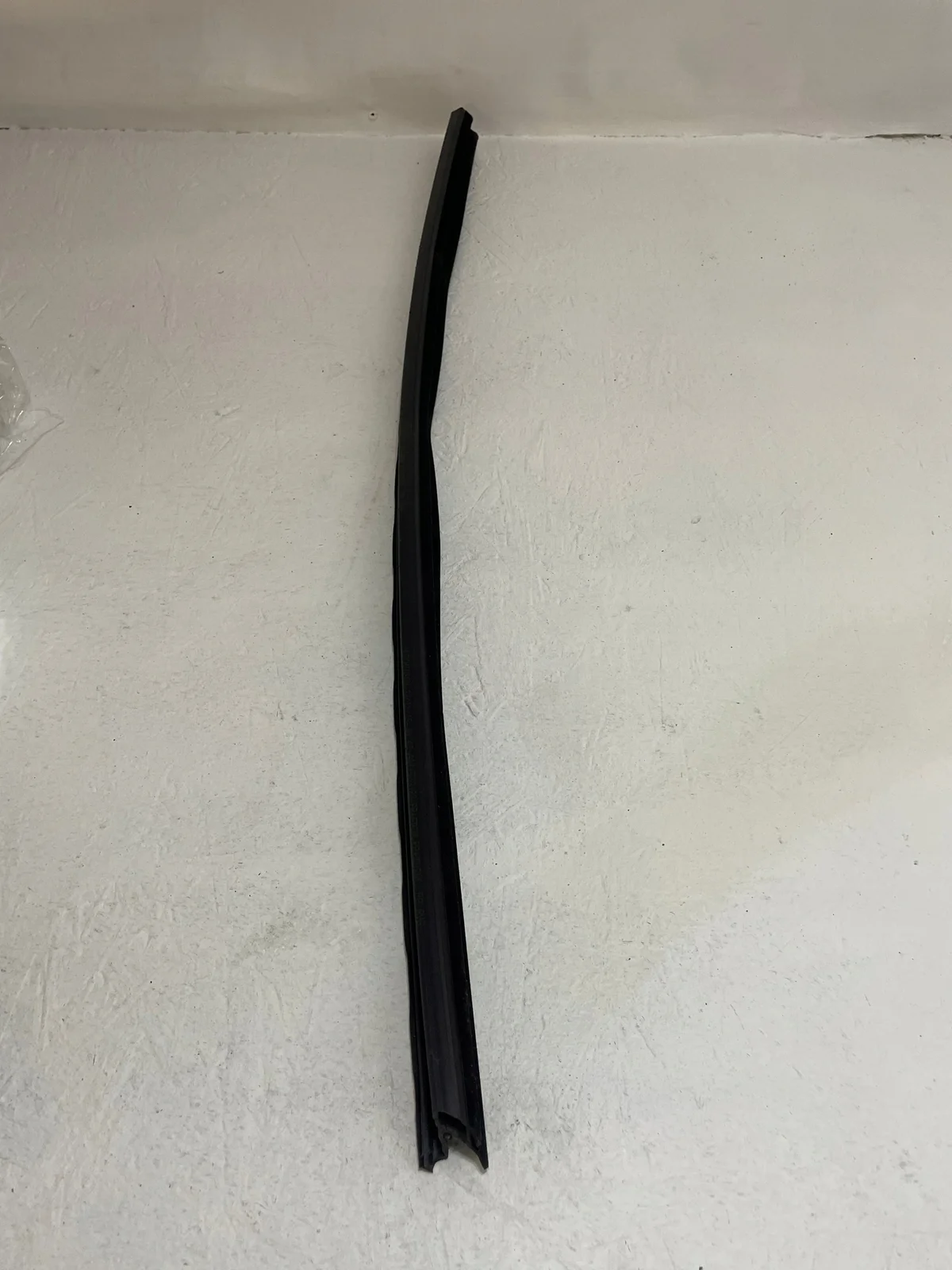 LISTWA SZYBY LEWA PRZÓD PEUGEOT 3008 9811573180