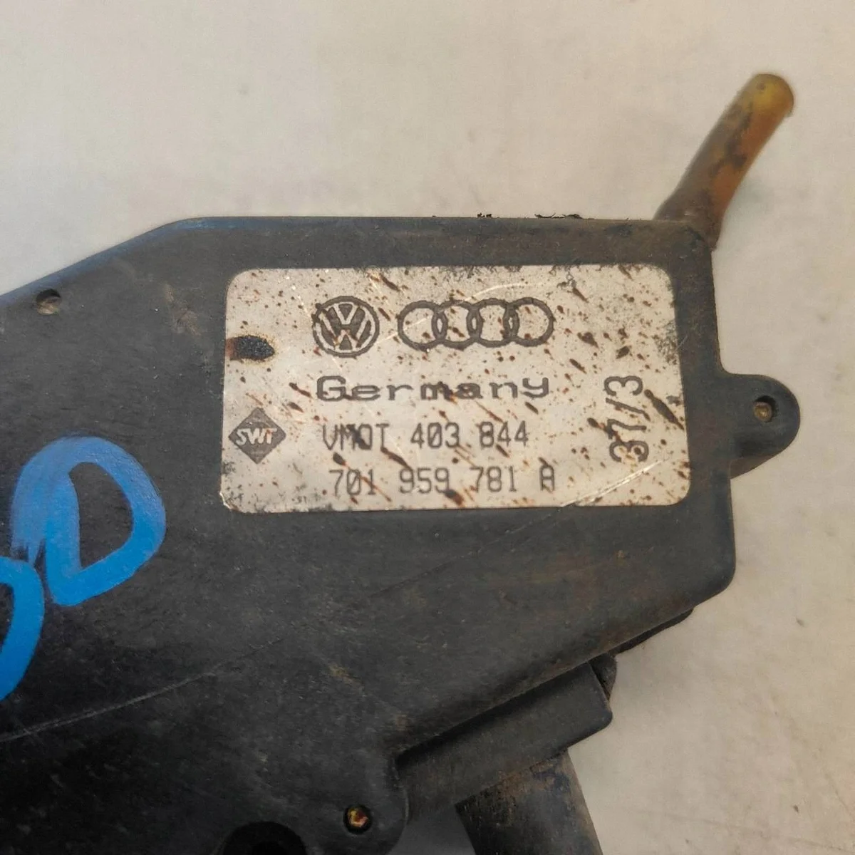 VW Transporter T4 Left Front Door Lock Actuator image 3