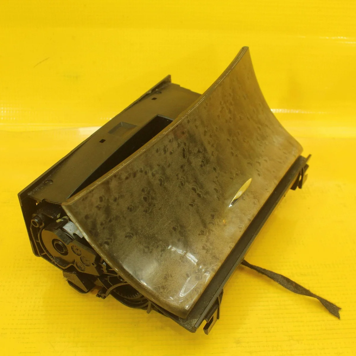 Aschenbecher Mercedes W219 CLS A2116802852