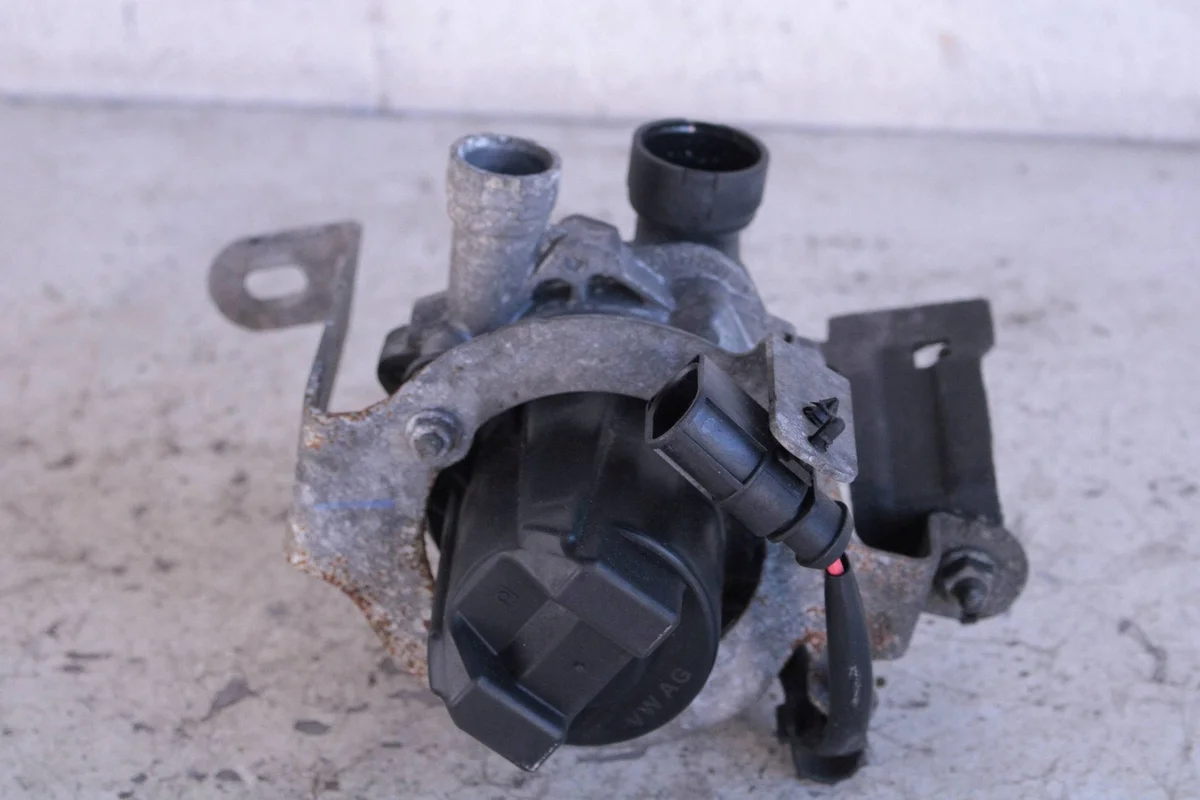 Audi Secondary Air Pump 04E959231A Used image 4