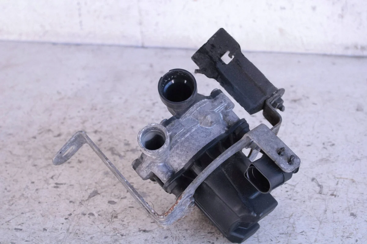 Audi Secondary Air Pump 04E959231A Used image 6