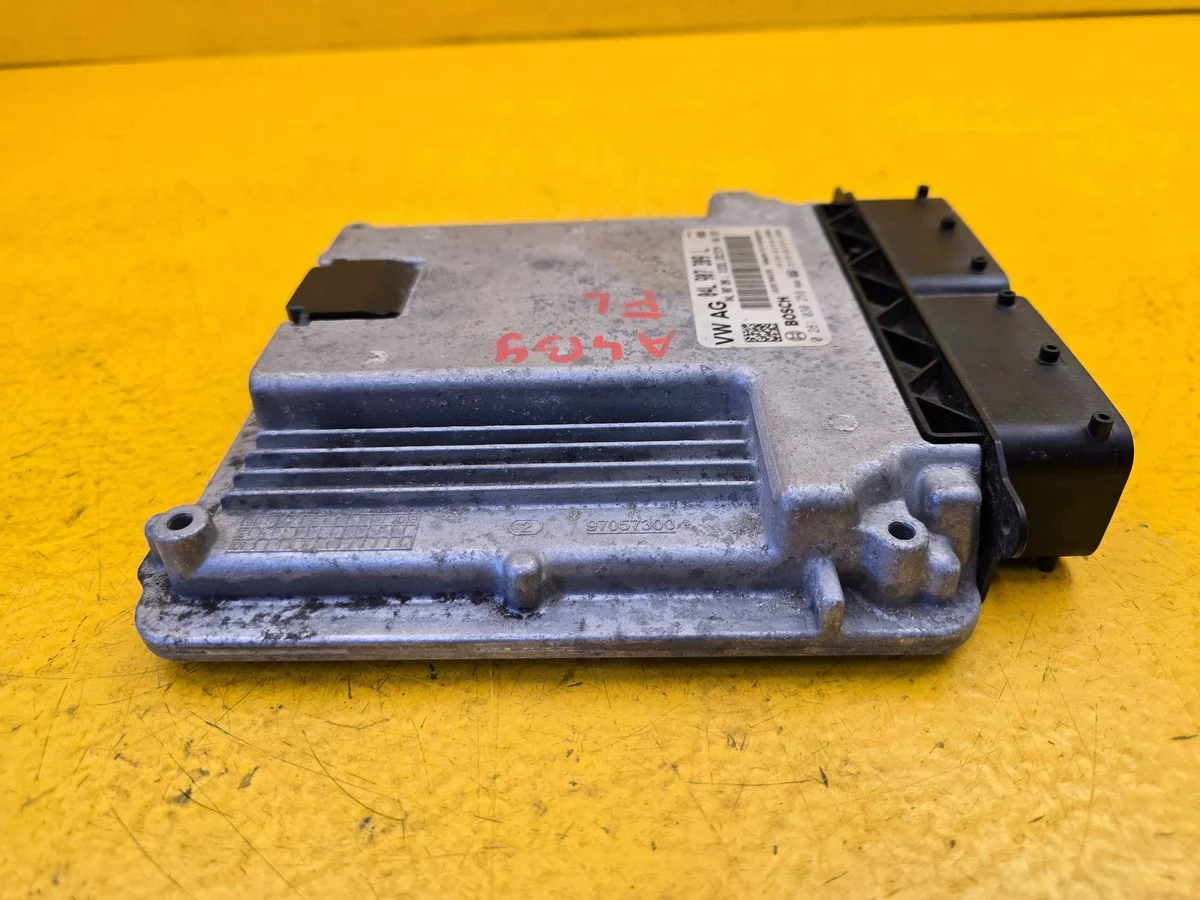 Audi A4 B9 2.0 TDI moottorinohjausyksikkö 04L907309L