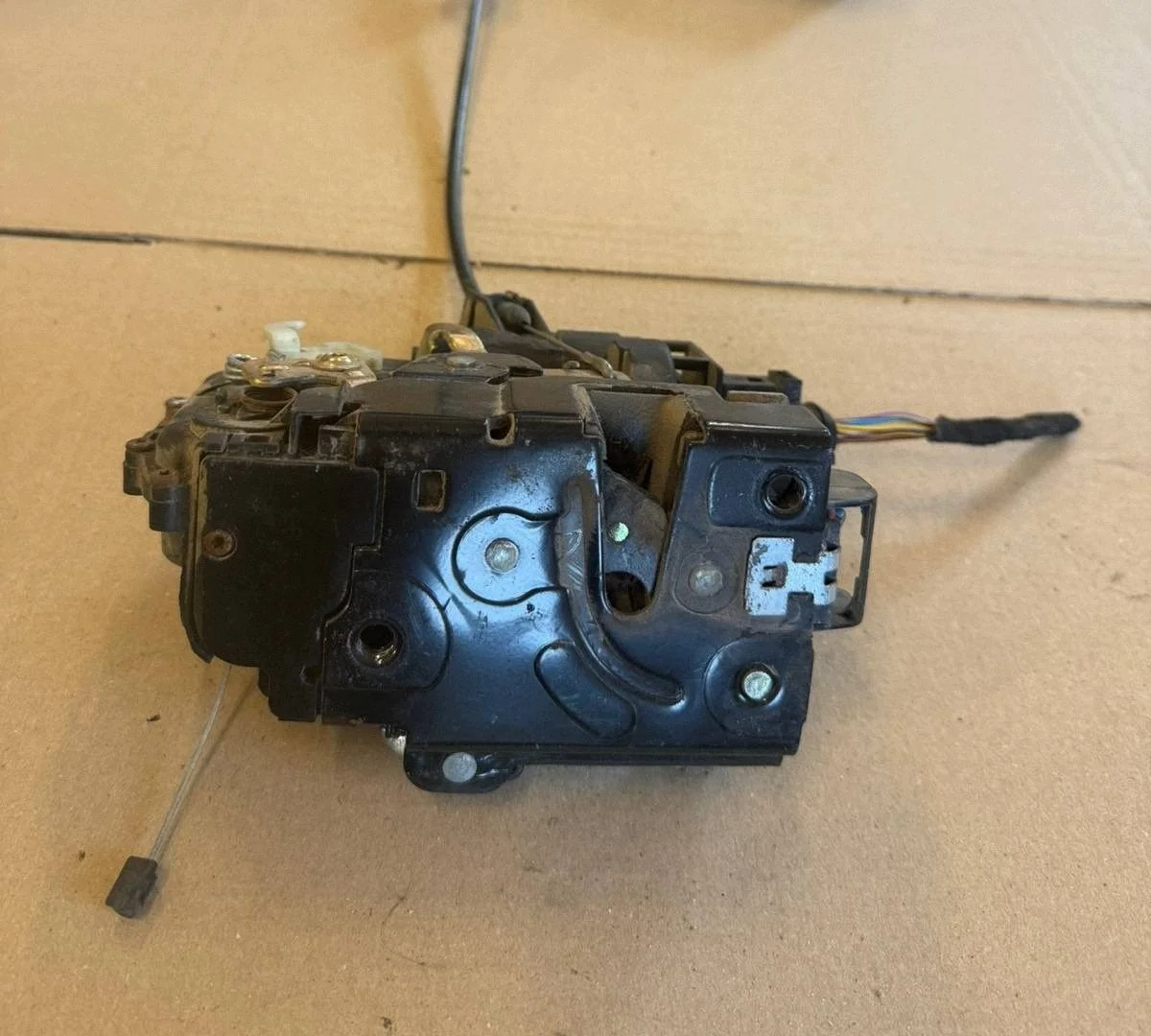 Schloss vorne links Seat Ibiza III 8PIN EBU632 image 2