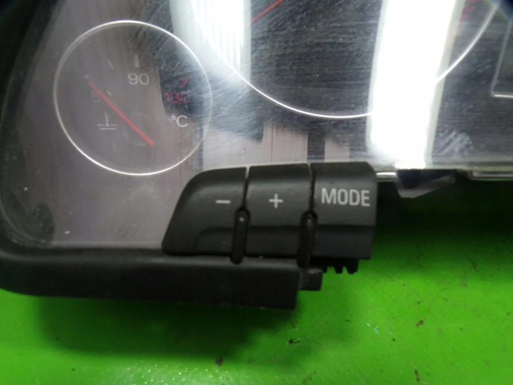 Audi A4 B6 Tacho 8E0920900H gebraucht image 3